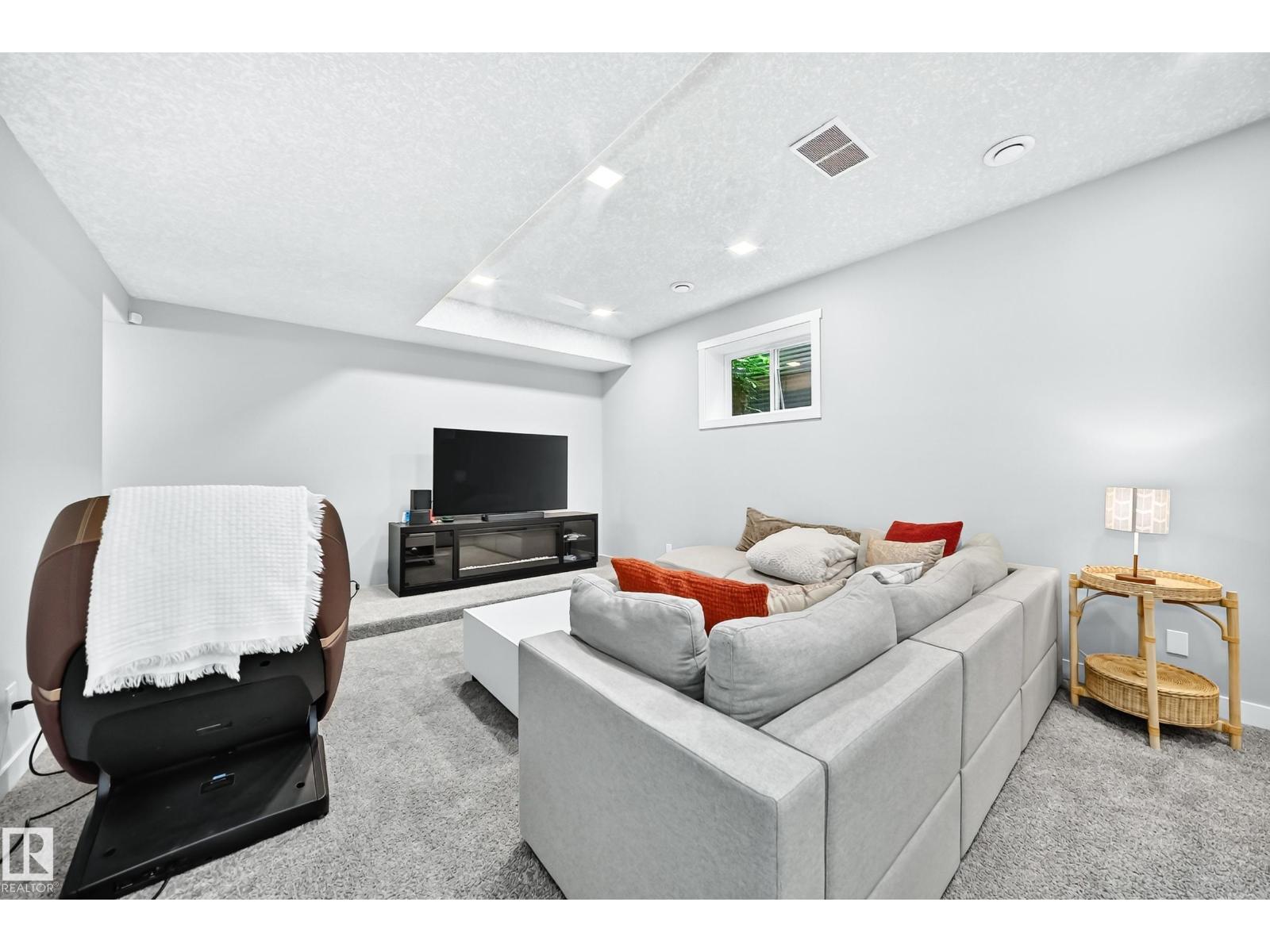 11463 64 ST NW - 37