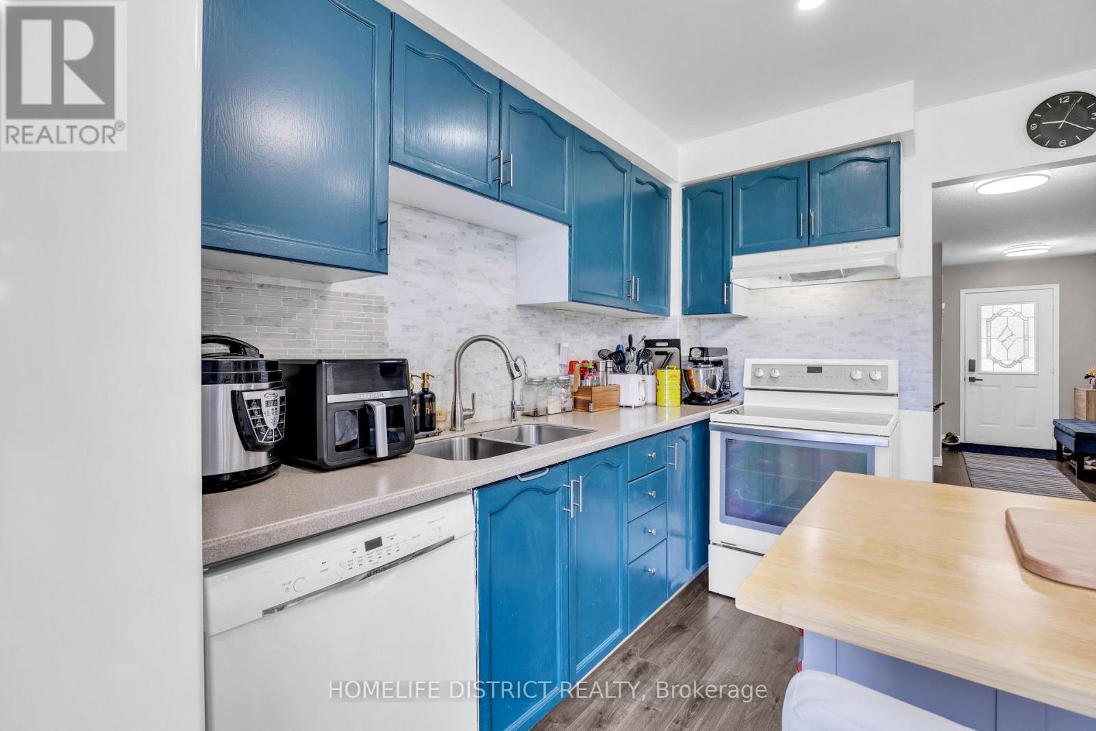 101 CHAMPINE SQUARE - 11