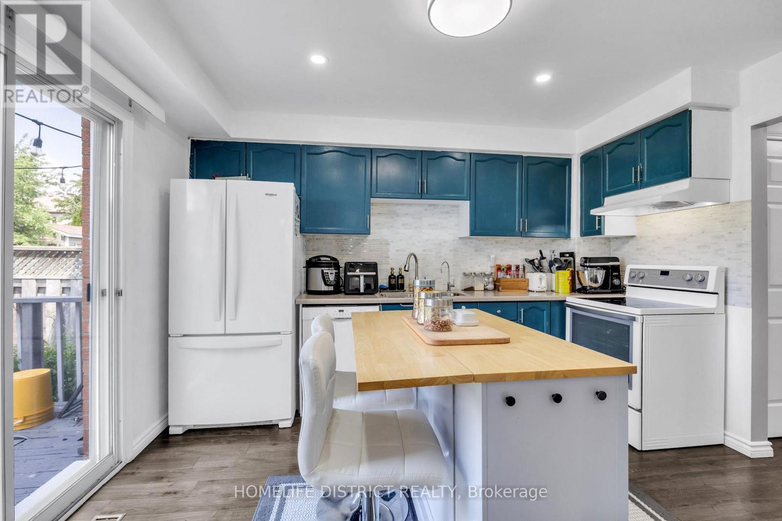 101 CHAMPINE SQUARE - 12