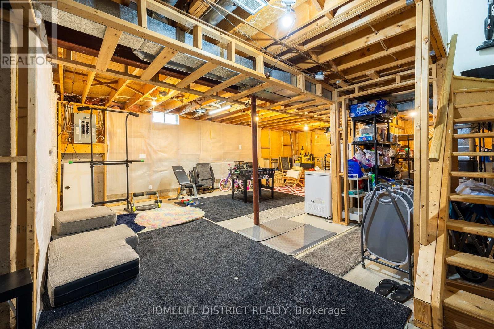101 CHAMPINE SQUARE - 33