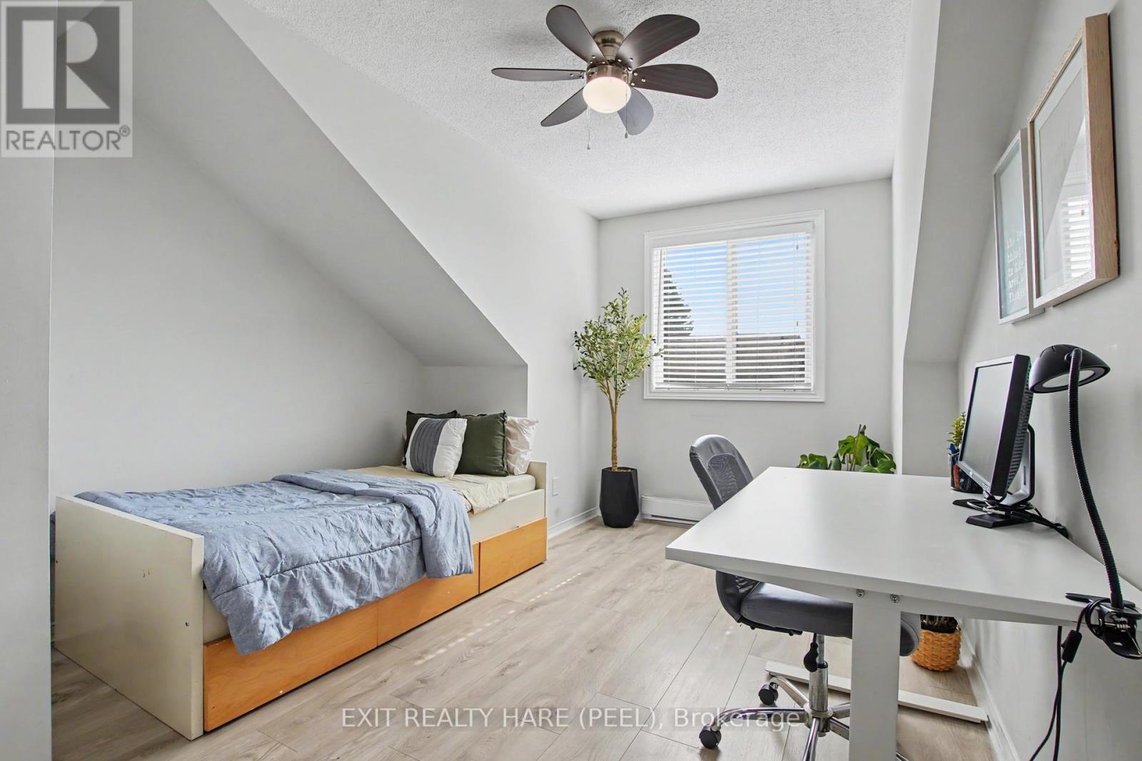 #93 90 LAWRENCE AVENUE - 17