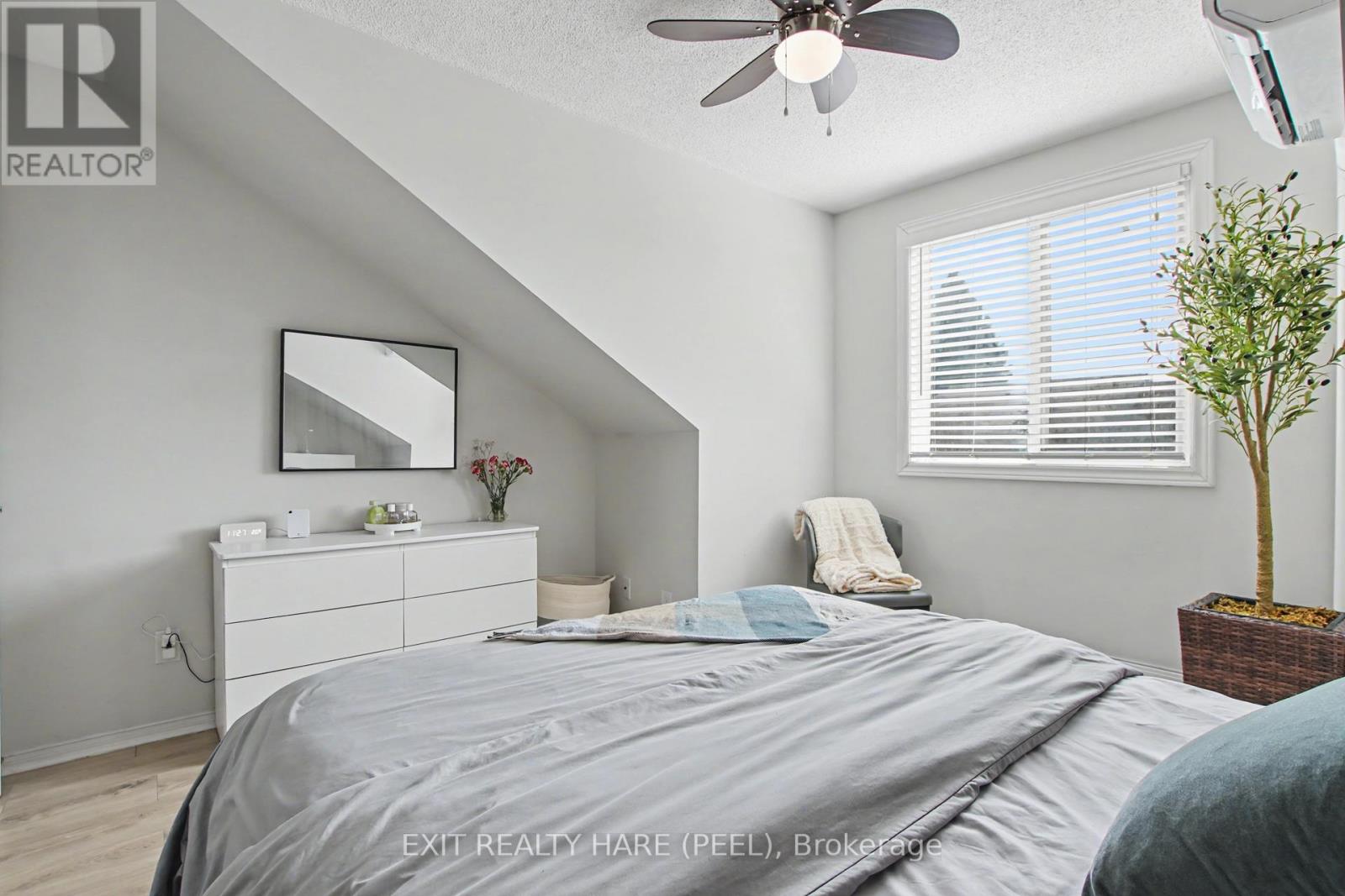 #93 90 LAWRENCE AVENUE - 22