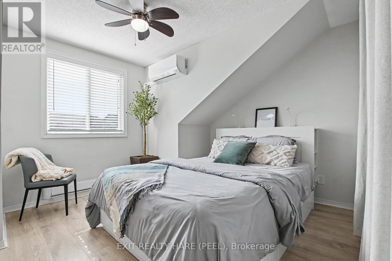 #93 90 LAWRENCE AVENUE - 21