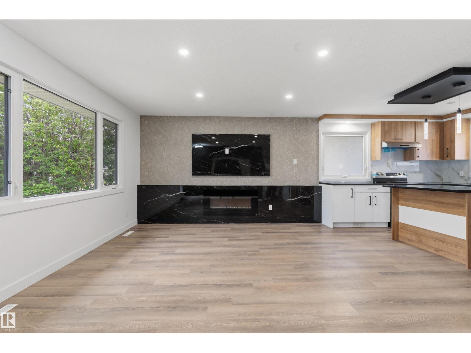 8328 165 ST NW - 4