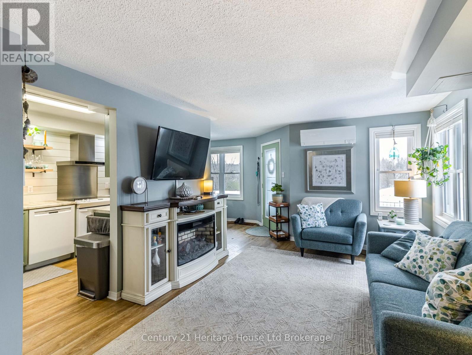 #25 20 HURON STREET N - 1