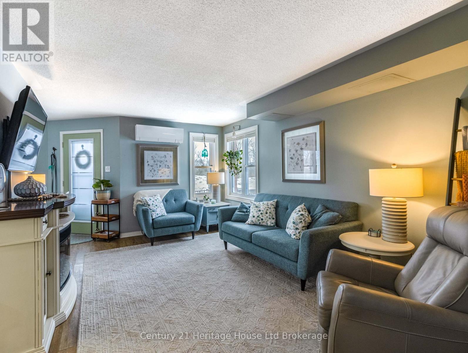 #25 20 HURON STREET N - 15