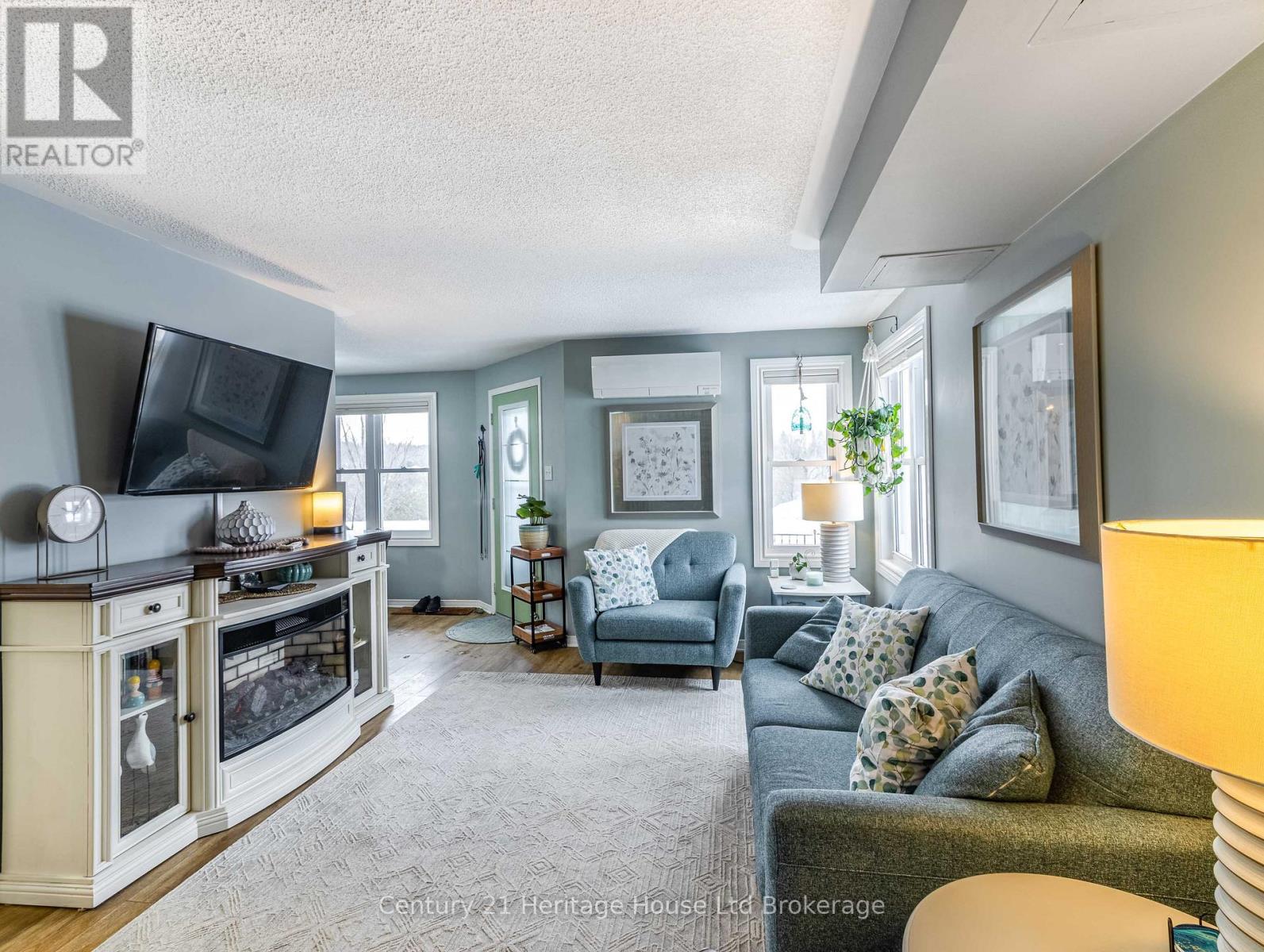 #25 20 HURON STREET N - 16