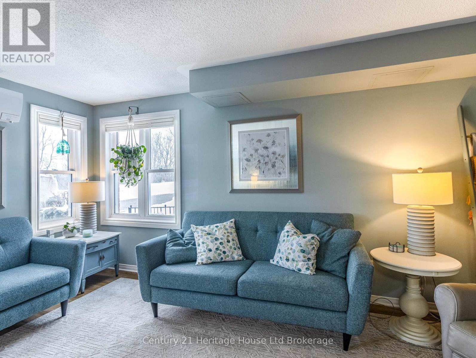 #25 20 HURON STREET N - 18