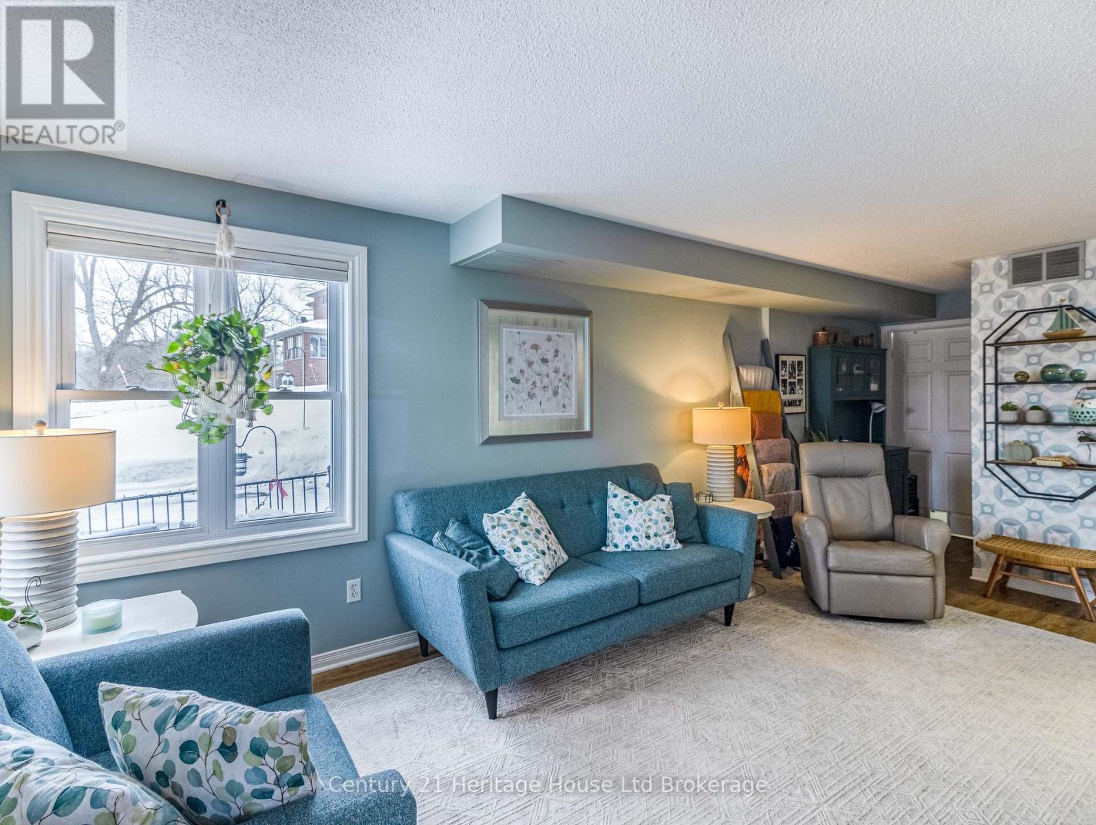 #25 20 HURON STREET N - 19