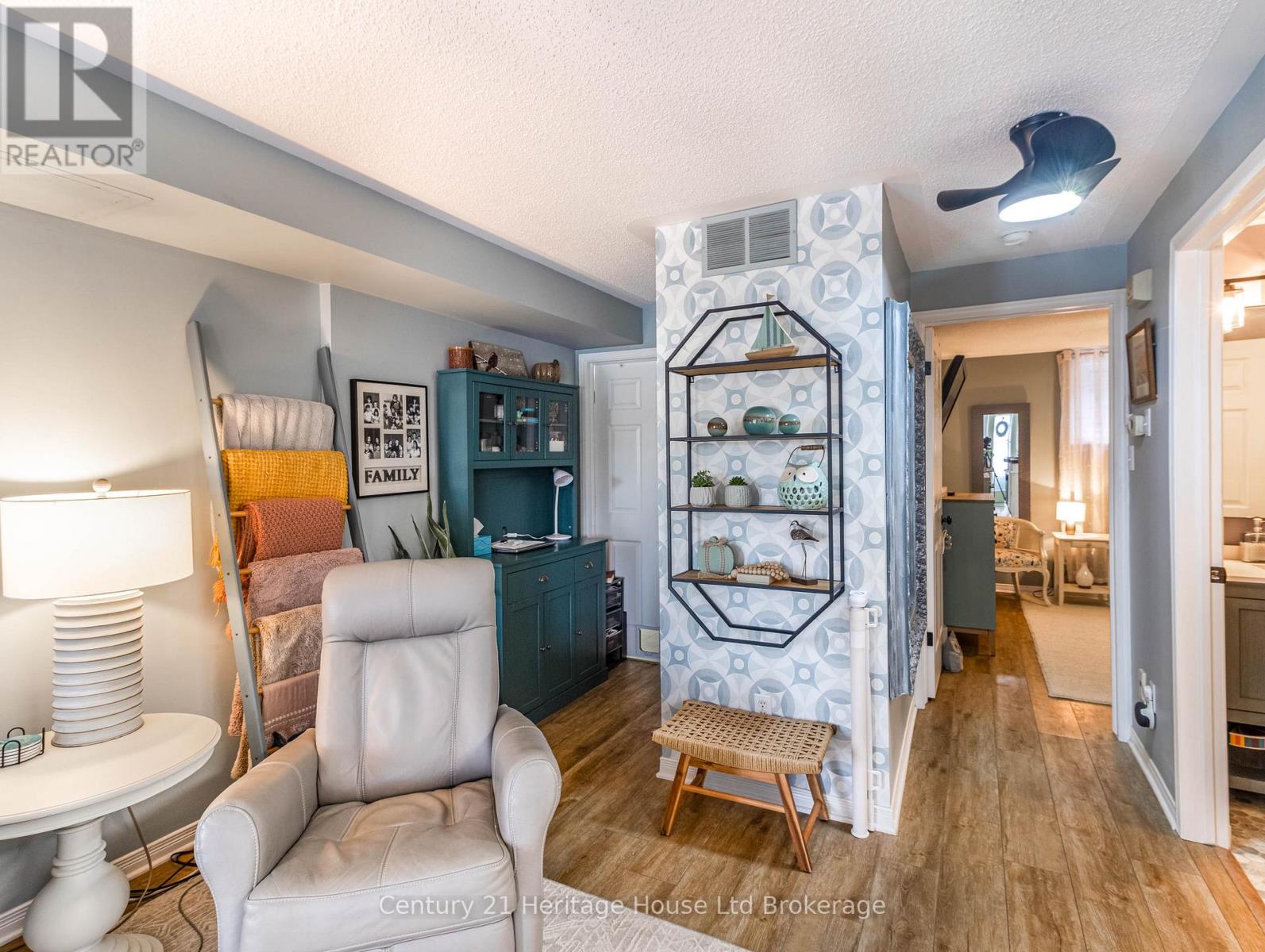 #25 20 HURON STREET N - 20