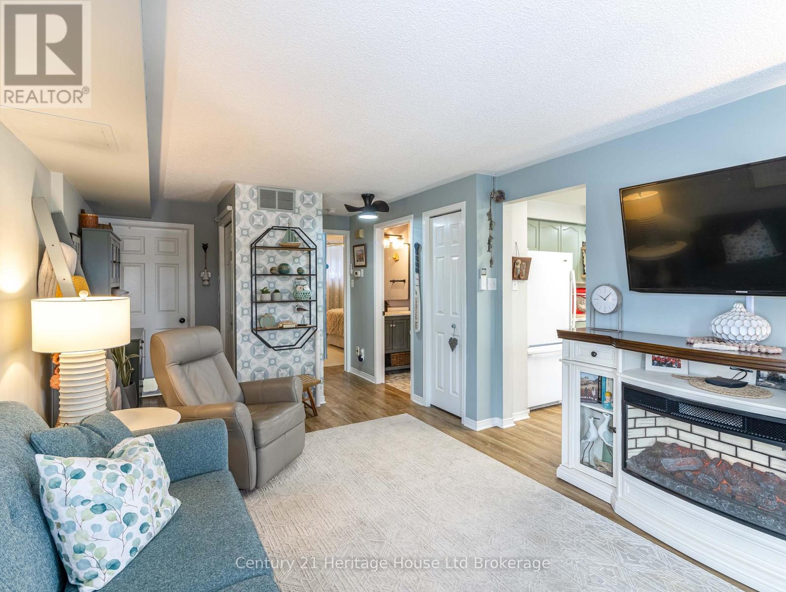 #25 20 HURON STREET N - 21