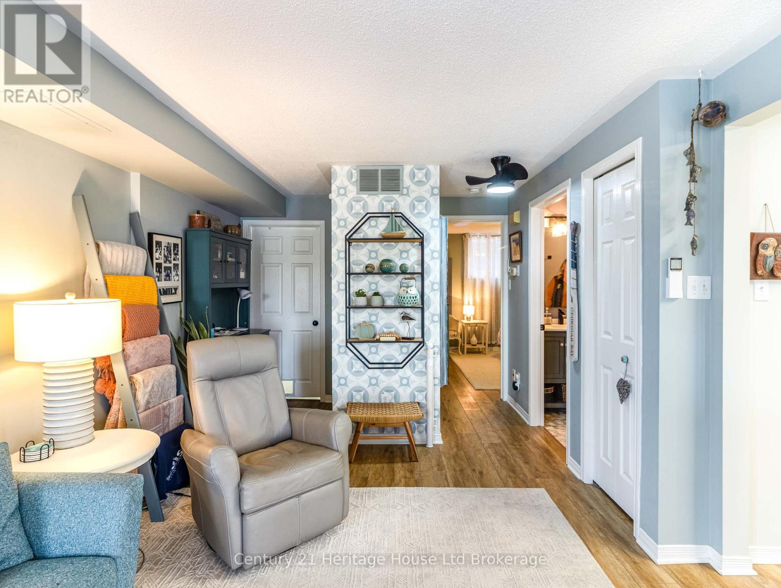 #25 20 HURON STREET N - 22