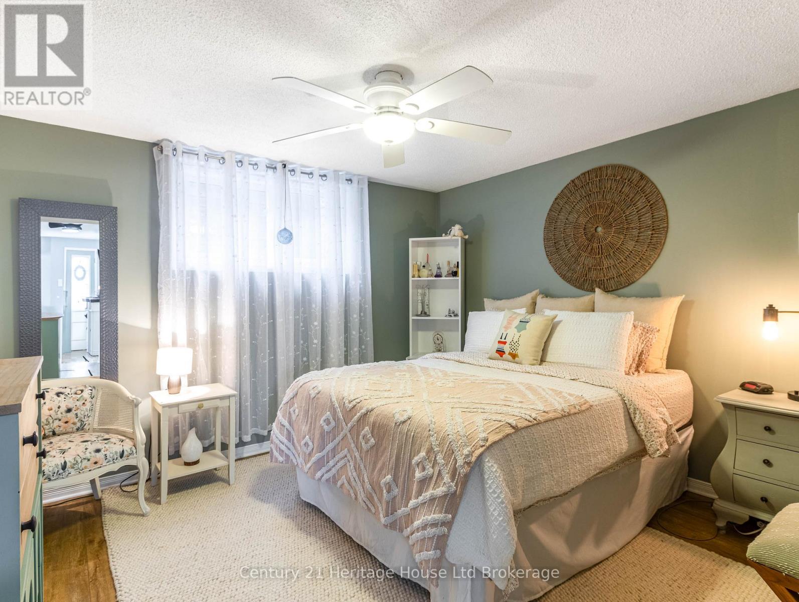 #25 20 HURON STREET N - 23