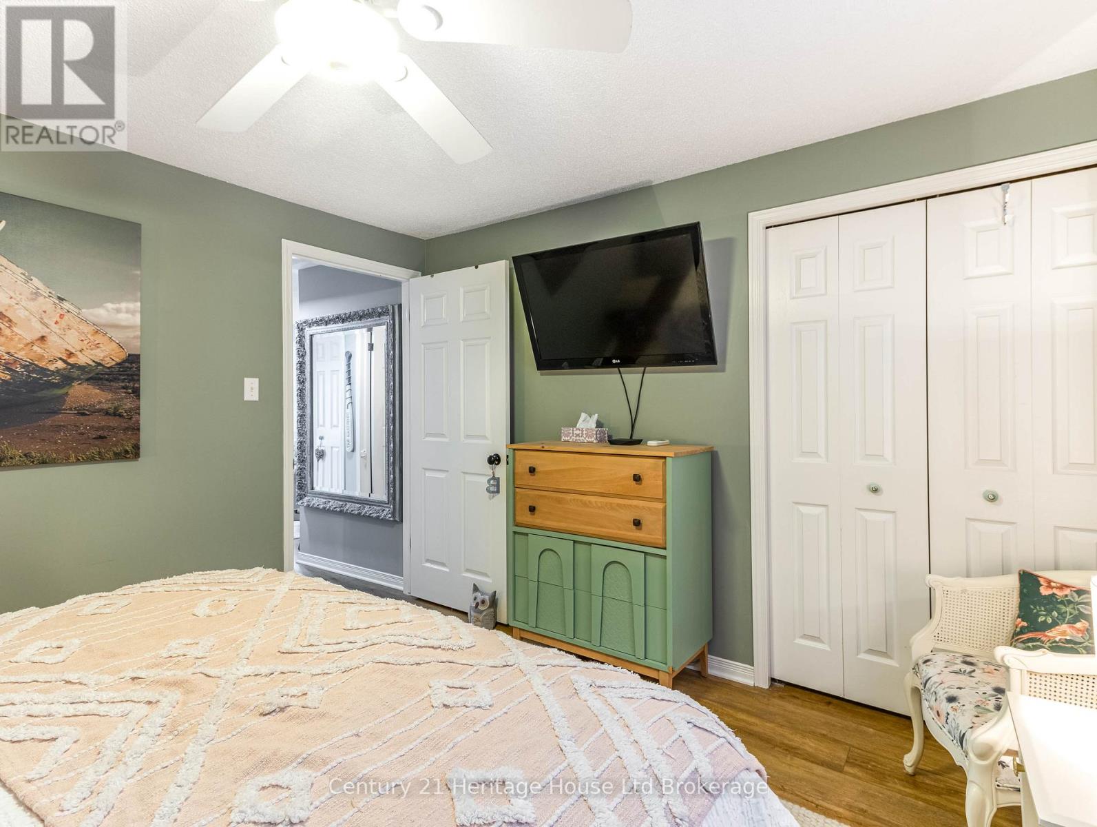 #25 20 HURON STREET N - 26