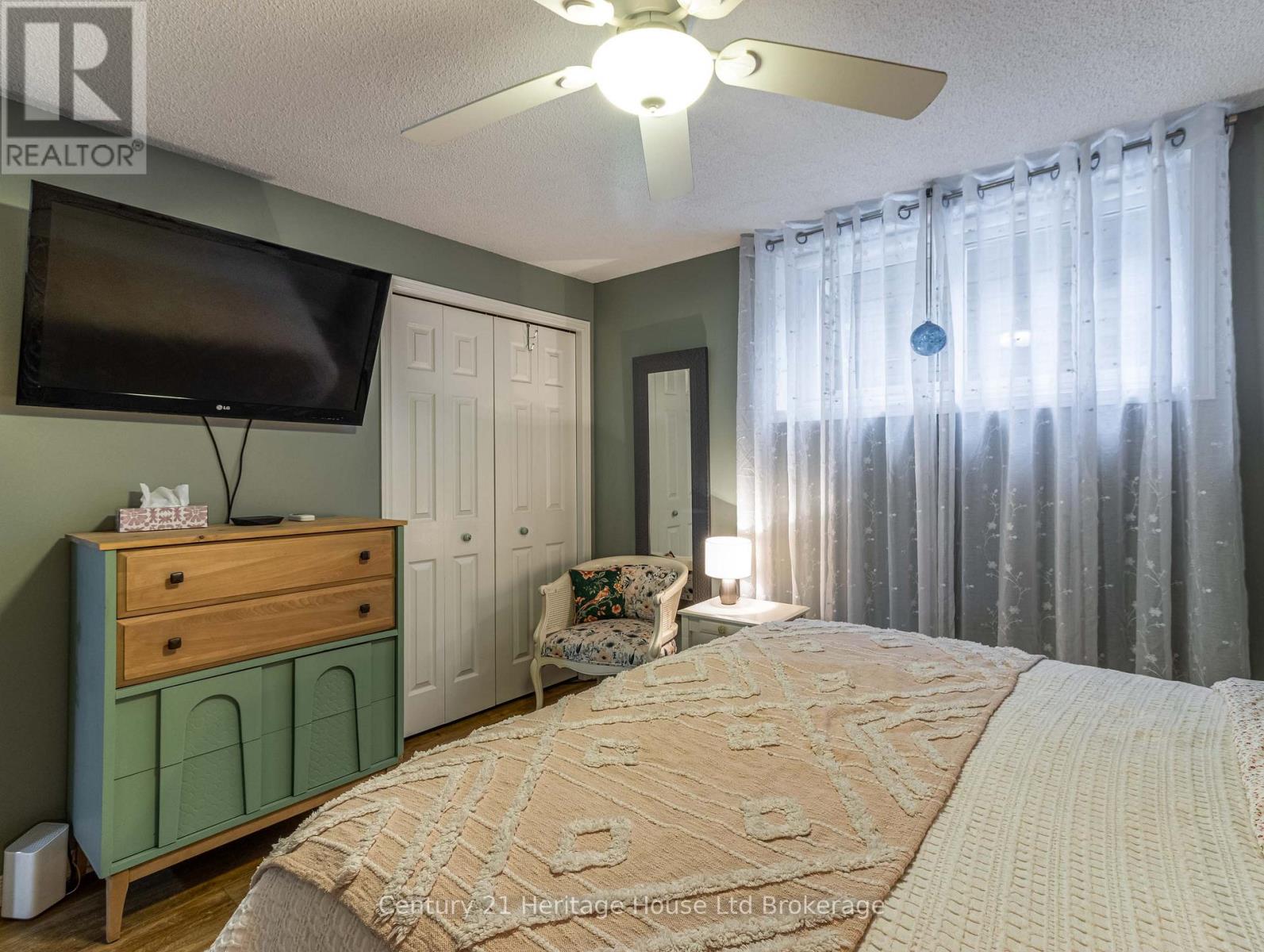 #25 20 HURON STREET N - 27