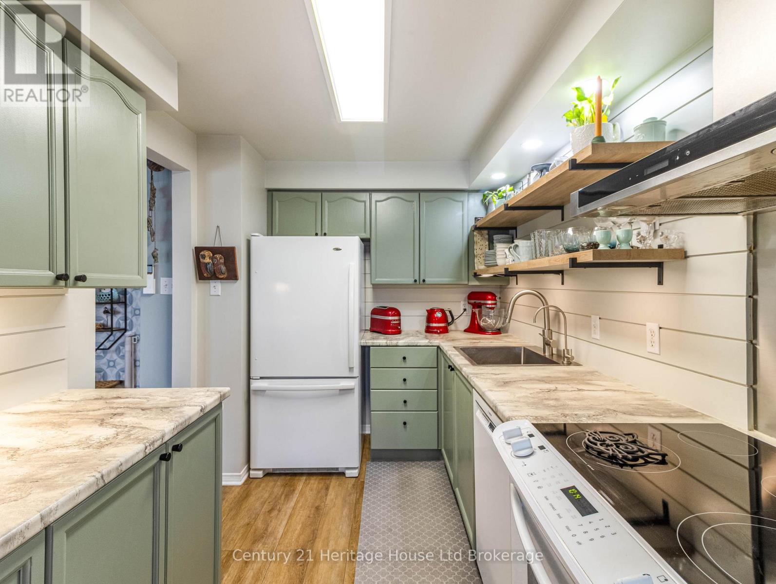 #25 20 HURON STREET N - 9