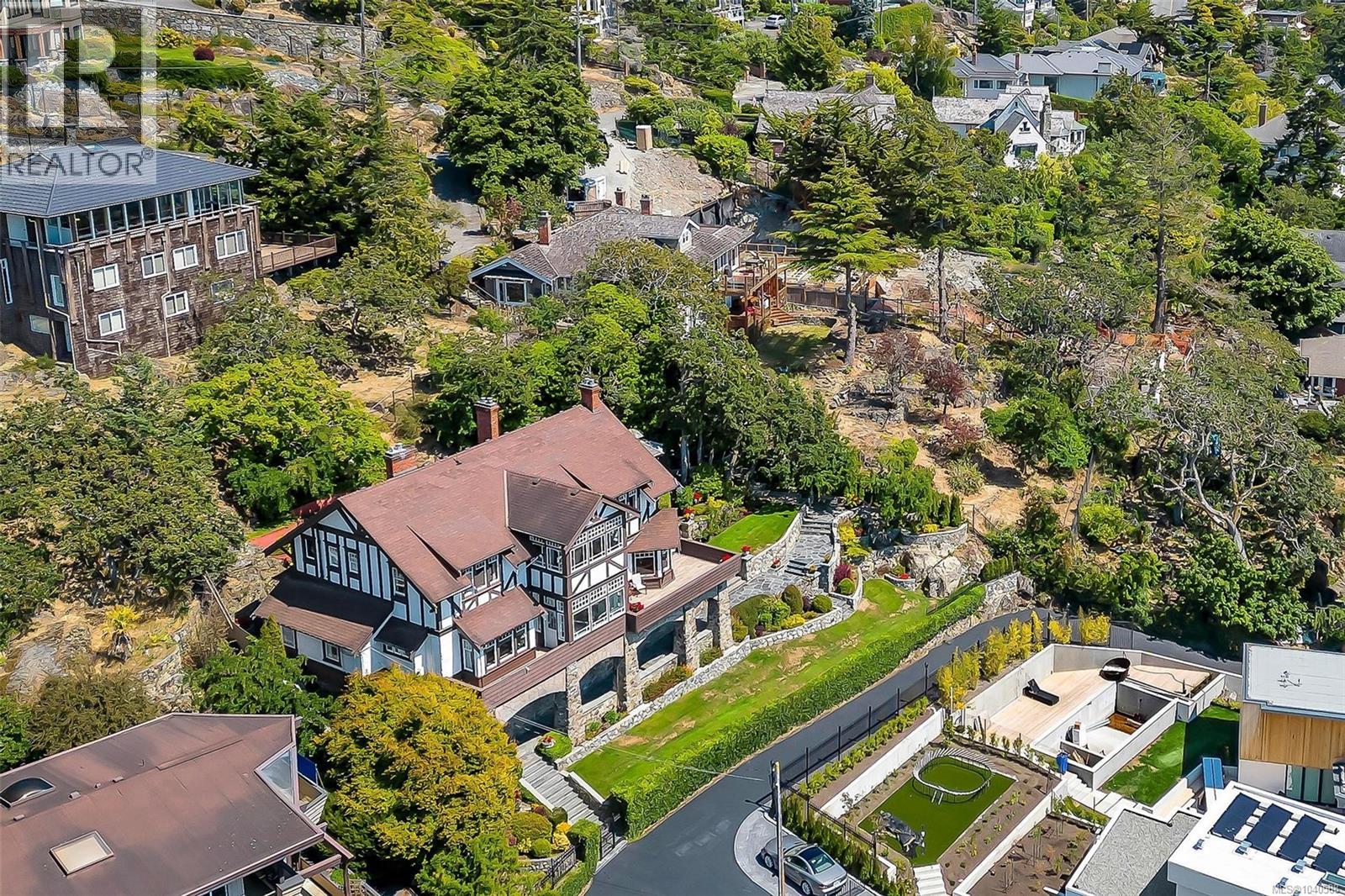  1926 Crescent Road, Oak Bay