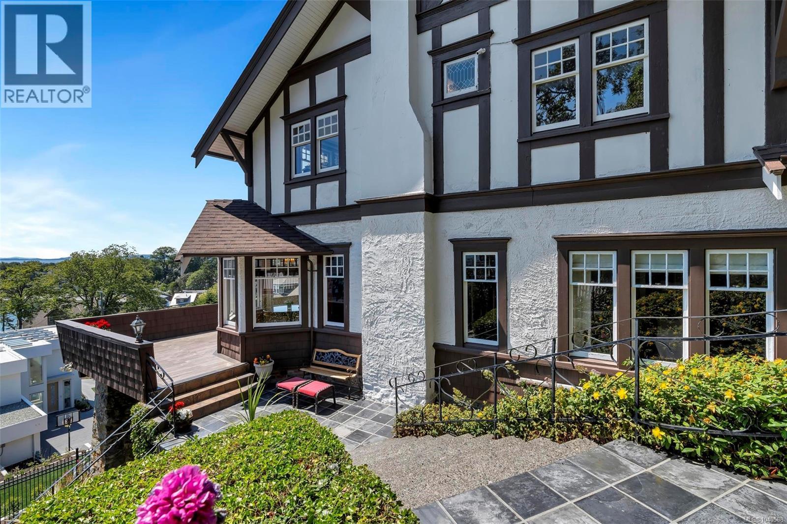  1926 Crescent Road, Oak Bay