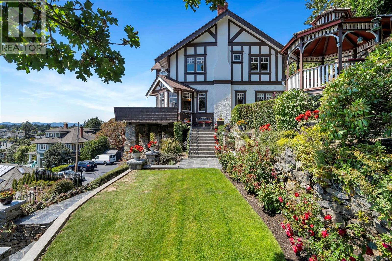  1926 Crescent Road, Oak Bay