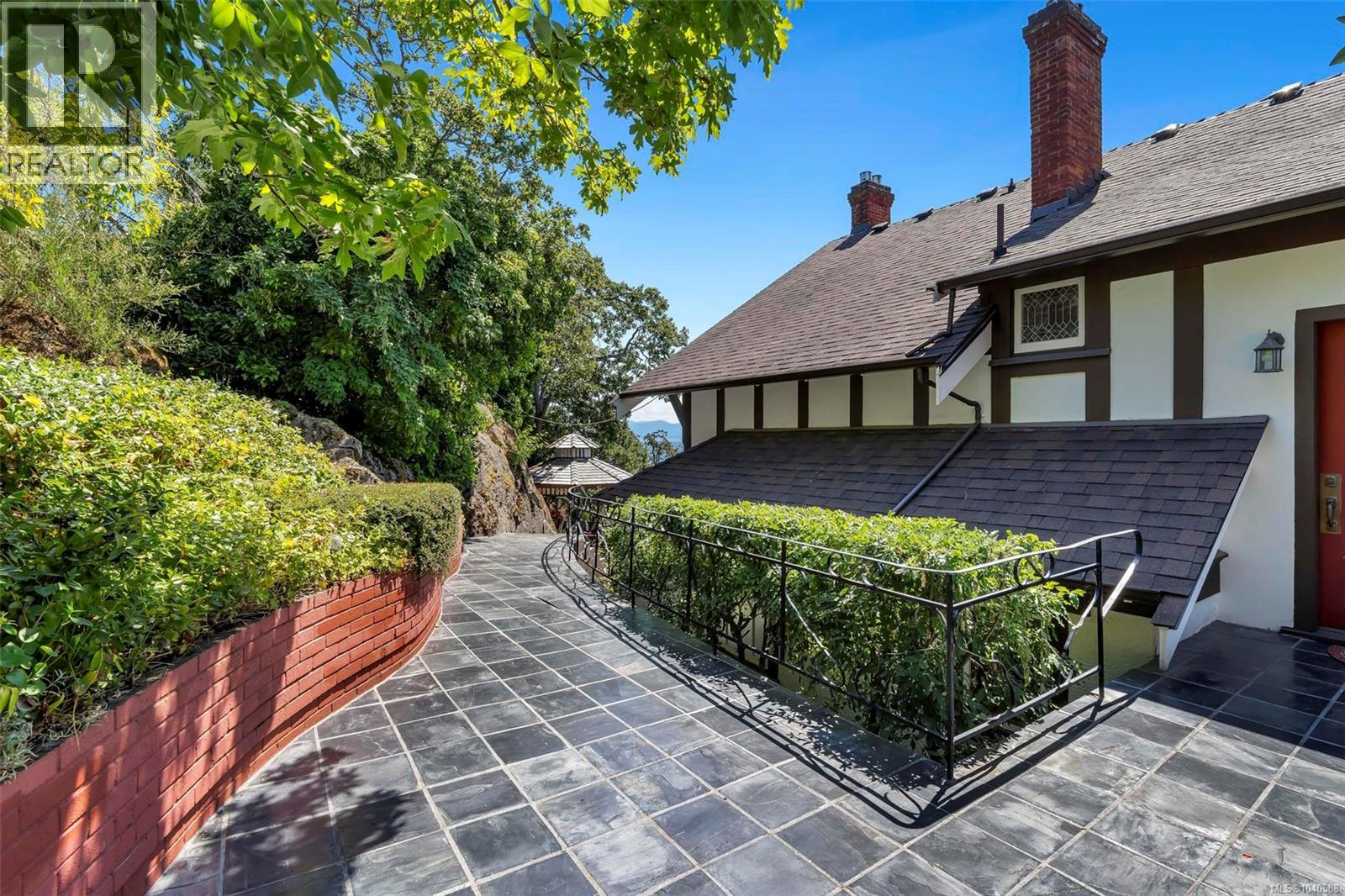  1926 Crescent Road, Oak Bay