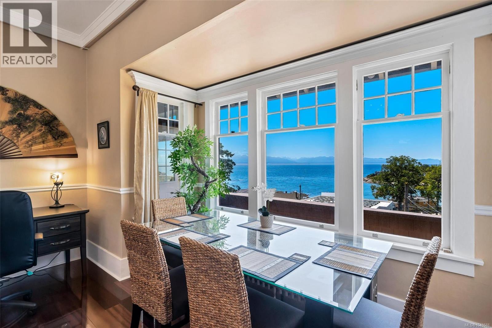 1926 Crescent Road, Oak Bay