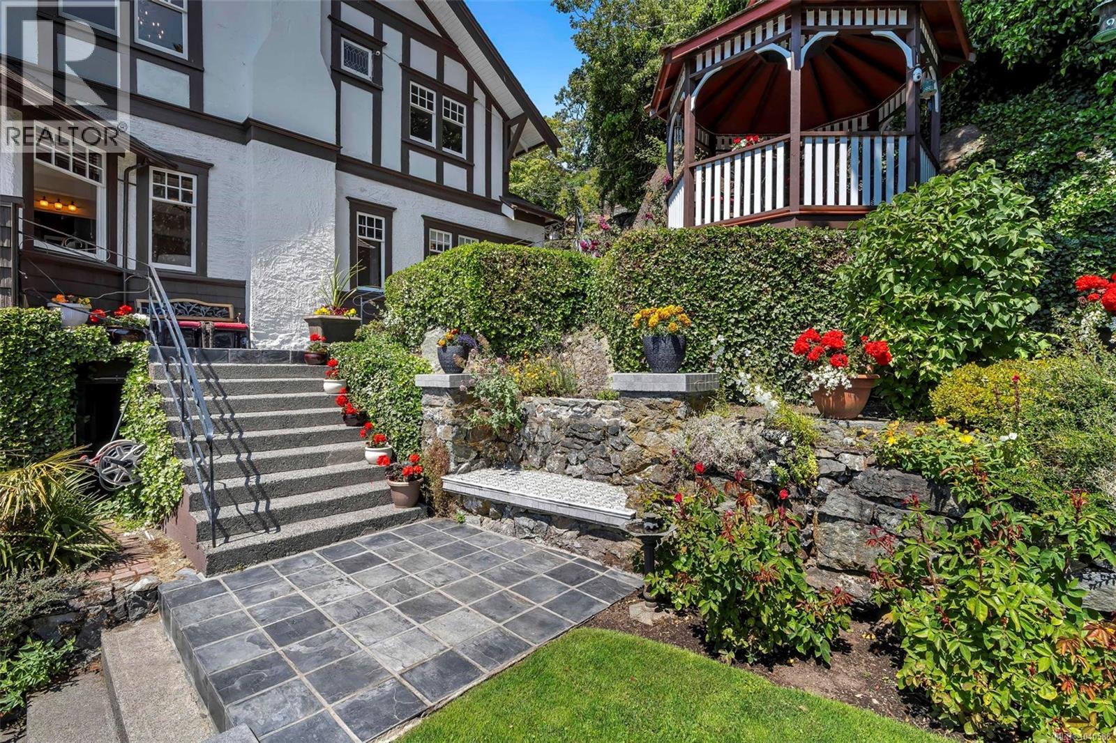  1926 Crescent Road, Oak Bay