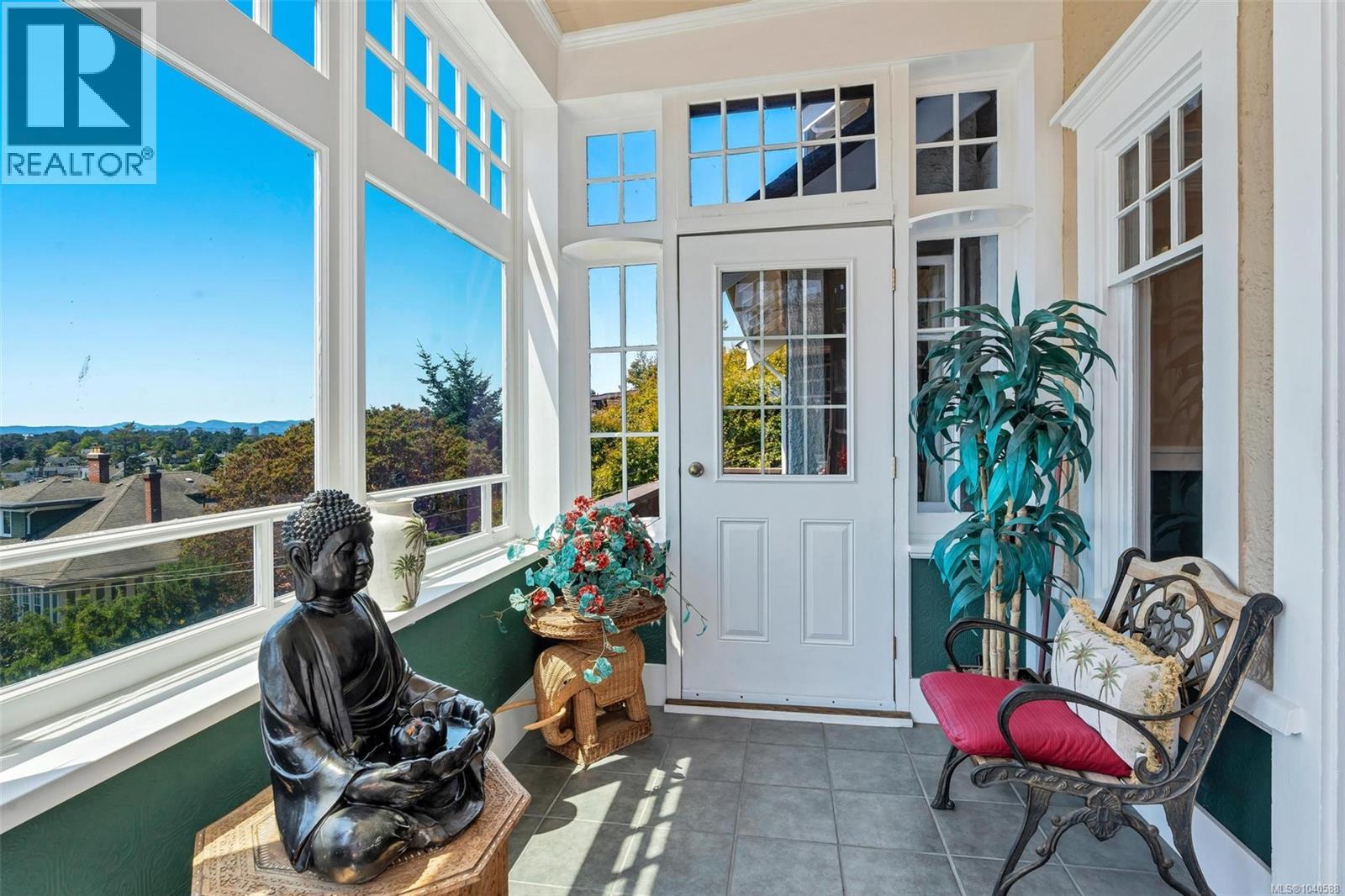  1926 Crescent Road, Oak Bay