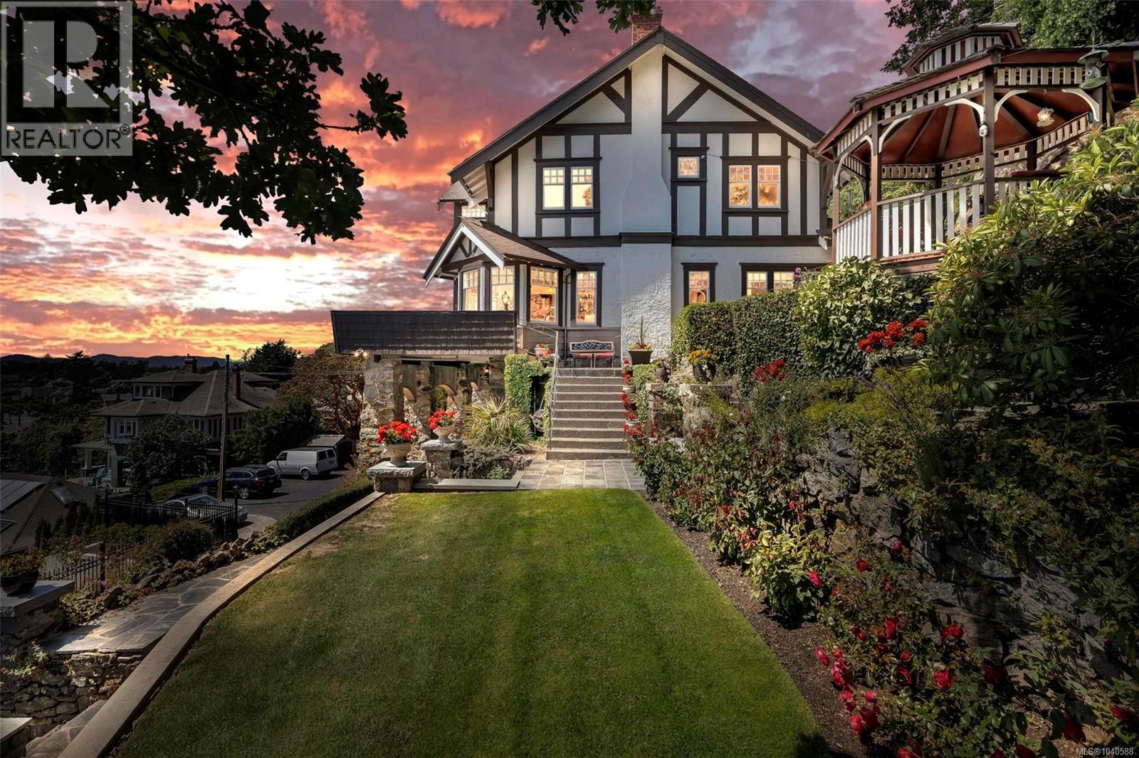  1926 Crescent Road, Oak Bay