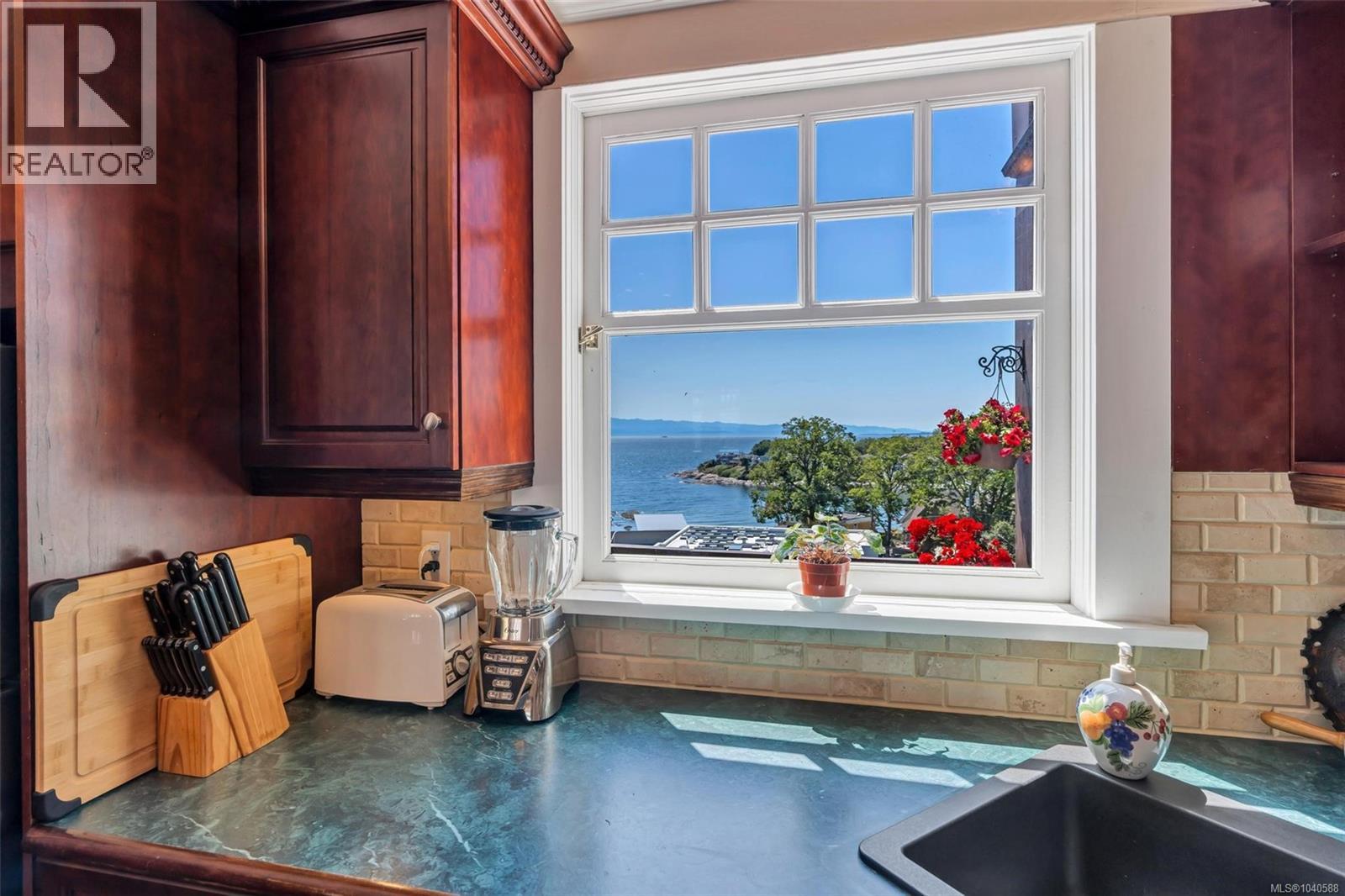  1926 Crescent Road, Oak Bay