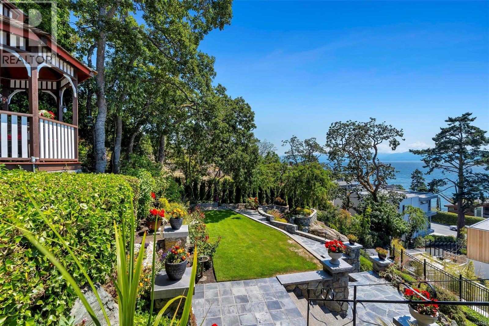  1926 Crescent Road, Oak Bay
