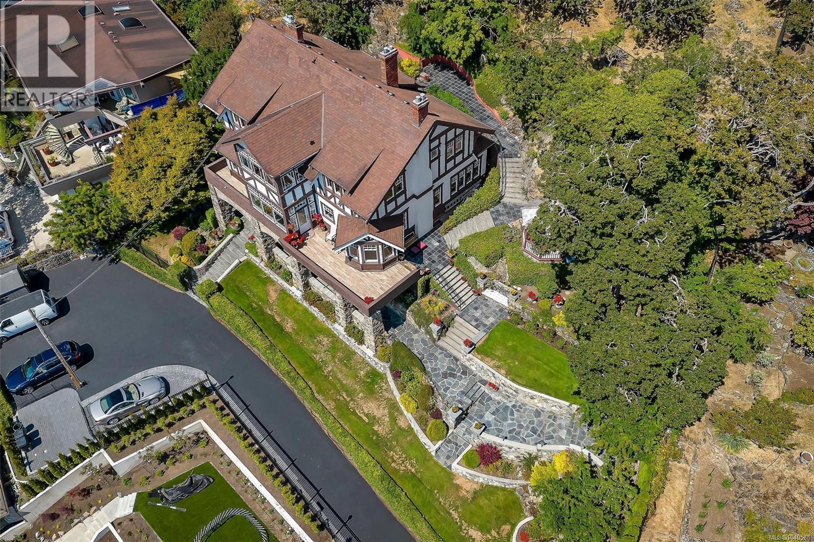  1926 Crescent Road, Oak Bay