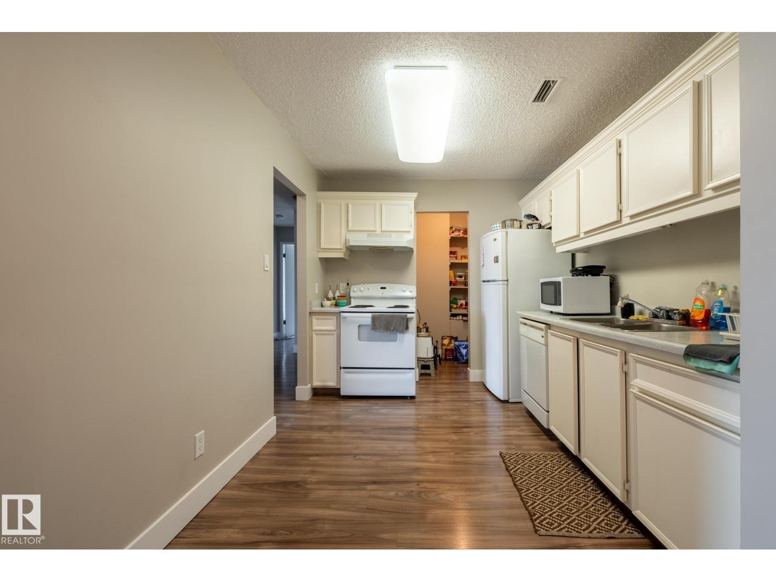 #8 2703 79 ST NW - 10