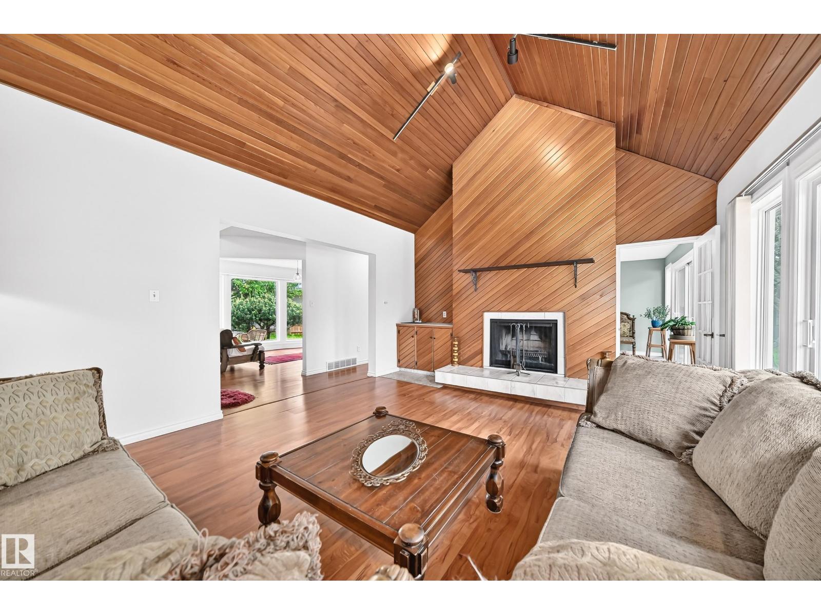 8224 186 ST NW NW - 18