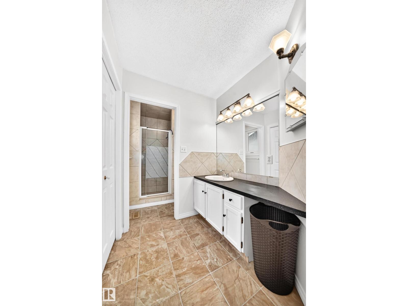 8224 186 ST NW NW - 25