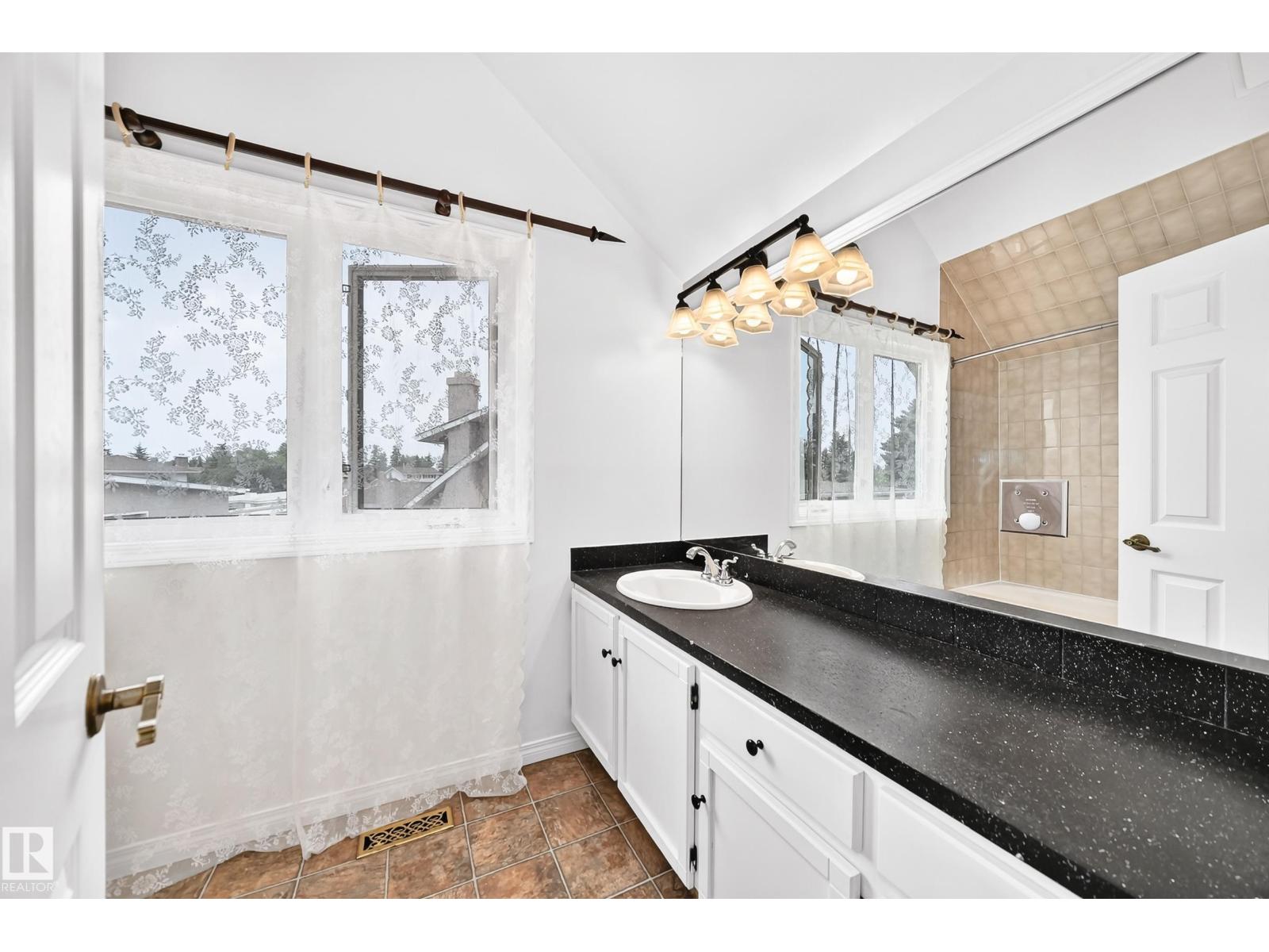 8224 186 ST NW NW - 33