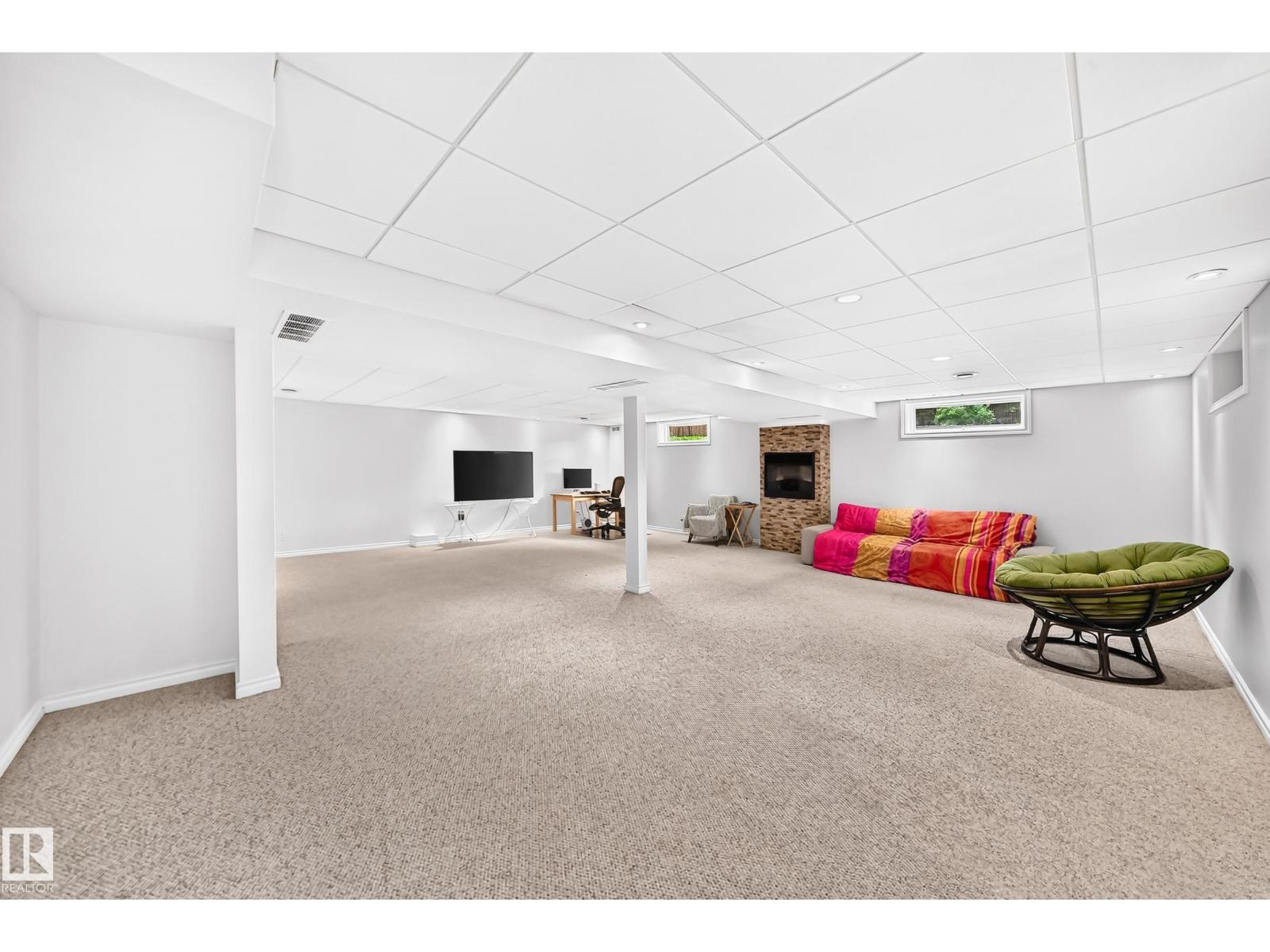 8224 186 ST NW NW - 35