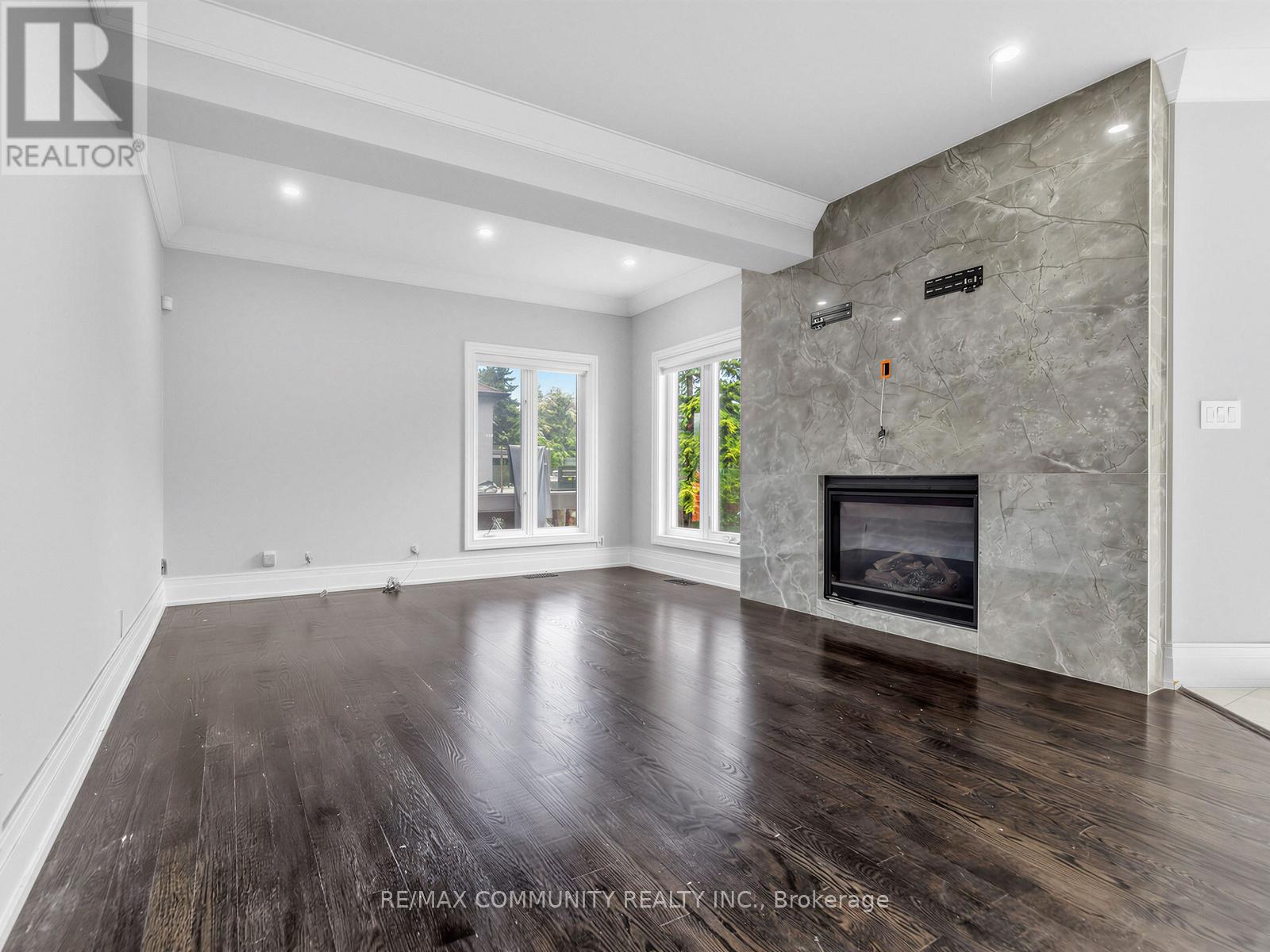 806 CLARENCE STREET E - 11