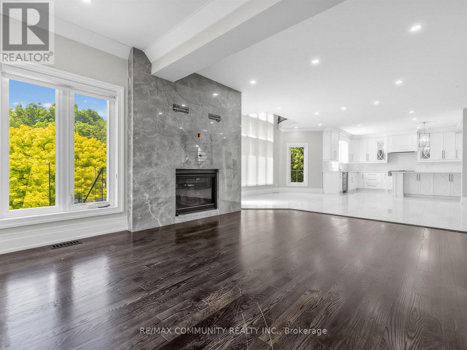 806 CLARENCE STREET E - 12