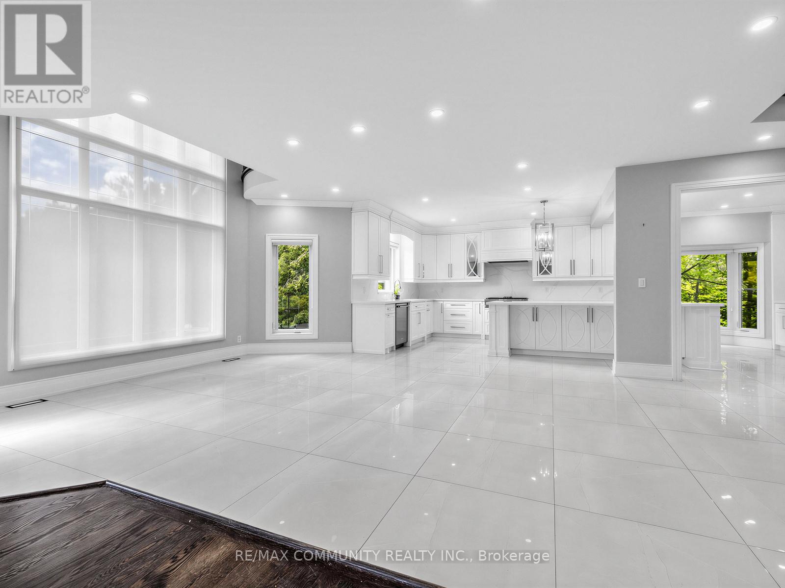 806 CLARENCE STREET E - 13