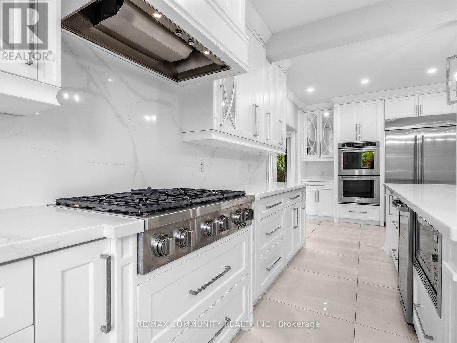 806 CLARENCE STREET E - 19