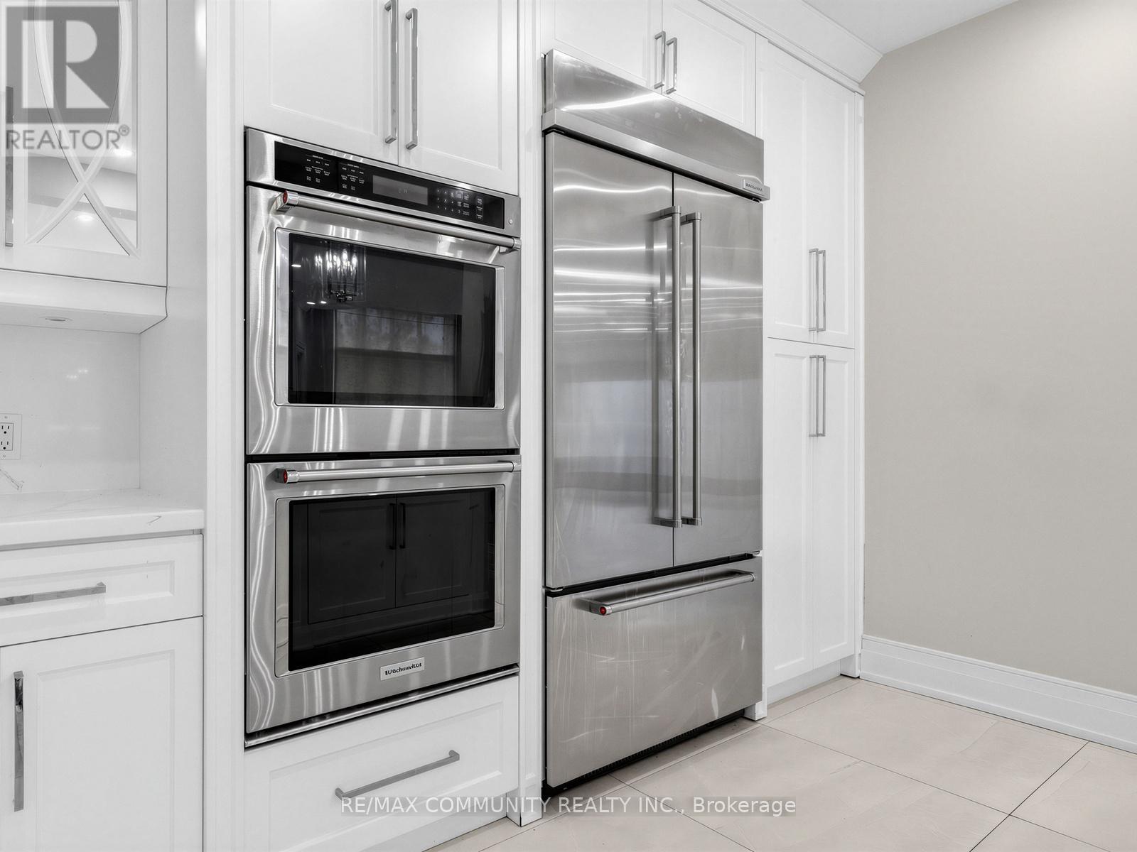 806 CLARENCE STREET E - 21