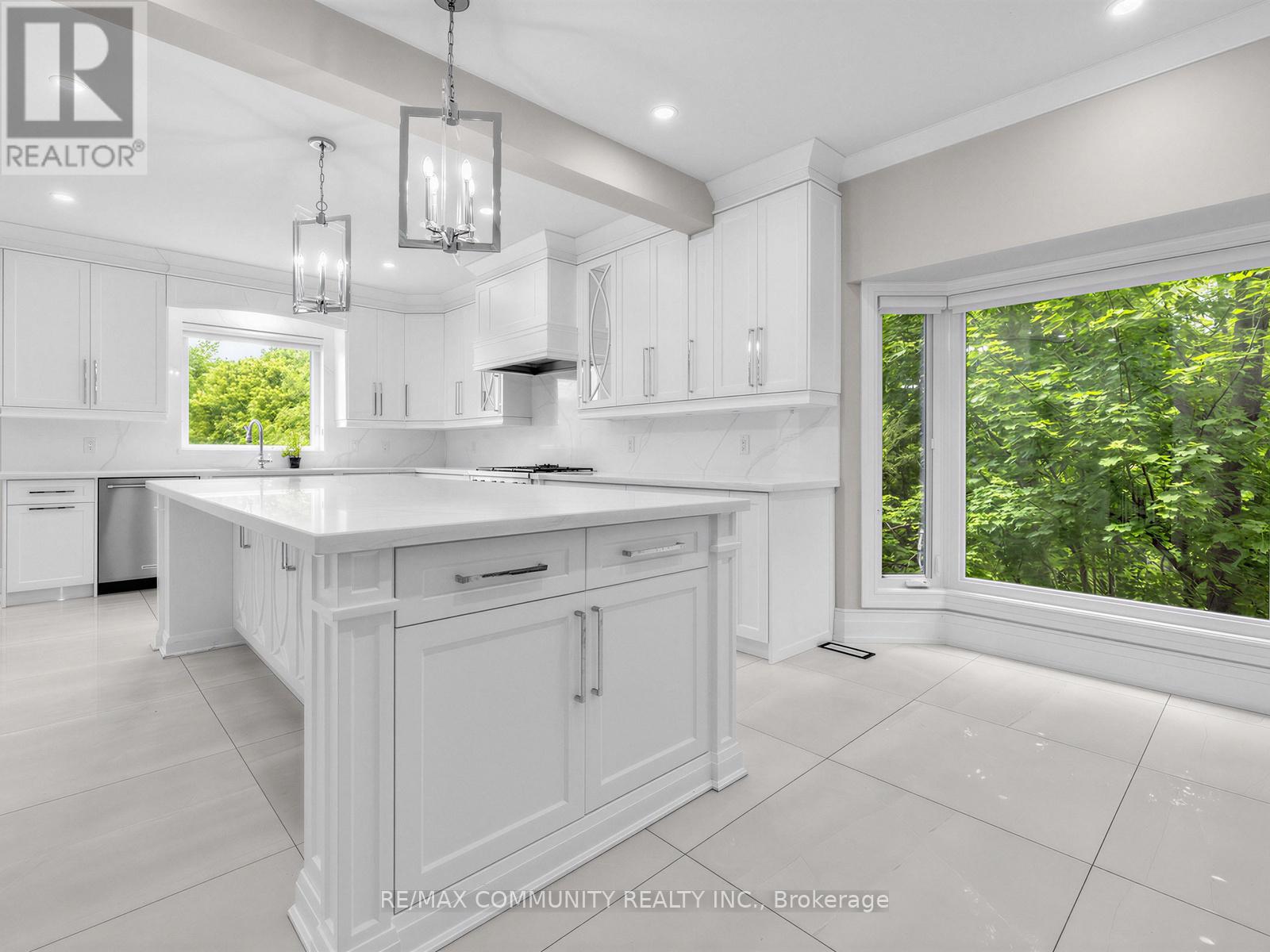 806 CLARENCE STREET E - 22