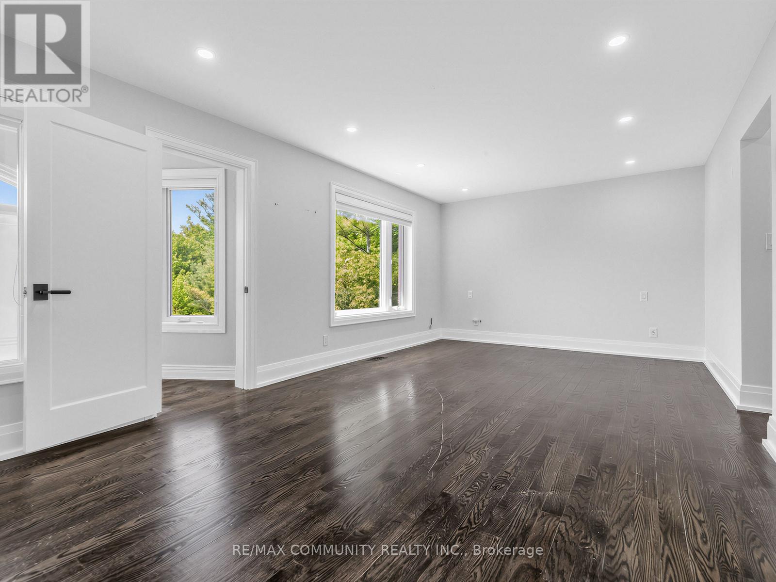 806 CLARENCE STREET E - 23