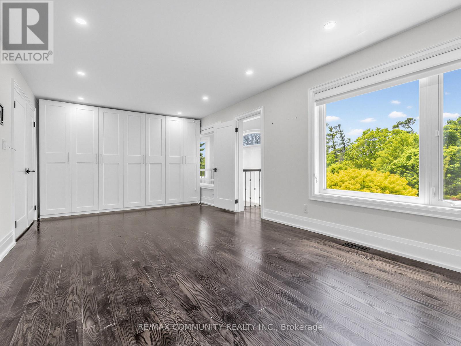 806 CLARENCE STREET E - 24