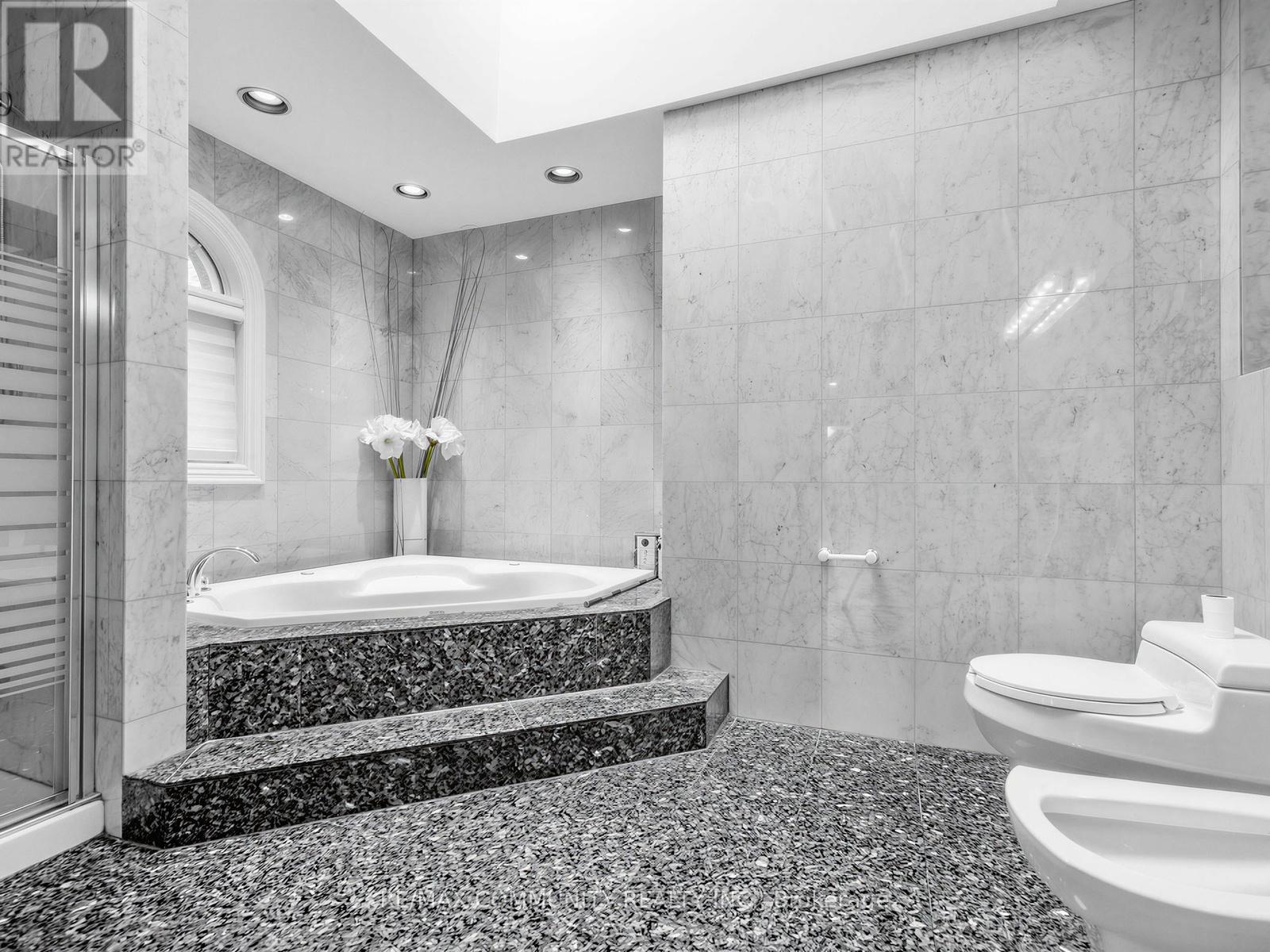 806 CLARENCE STREET E - 25