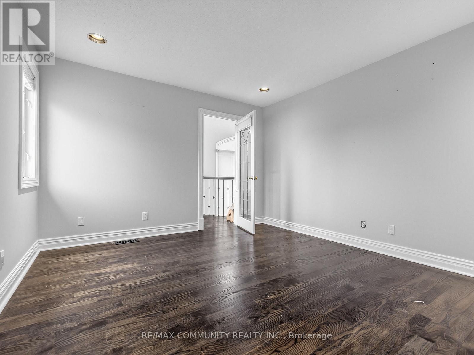 806 CLARENCE STREET E - 26