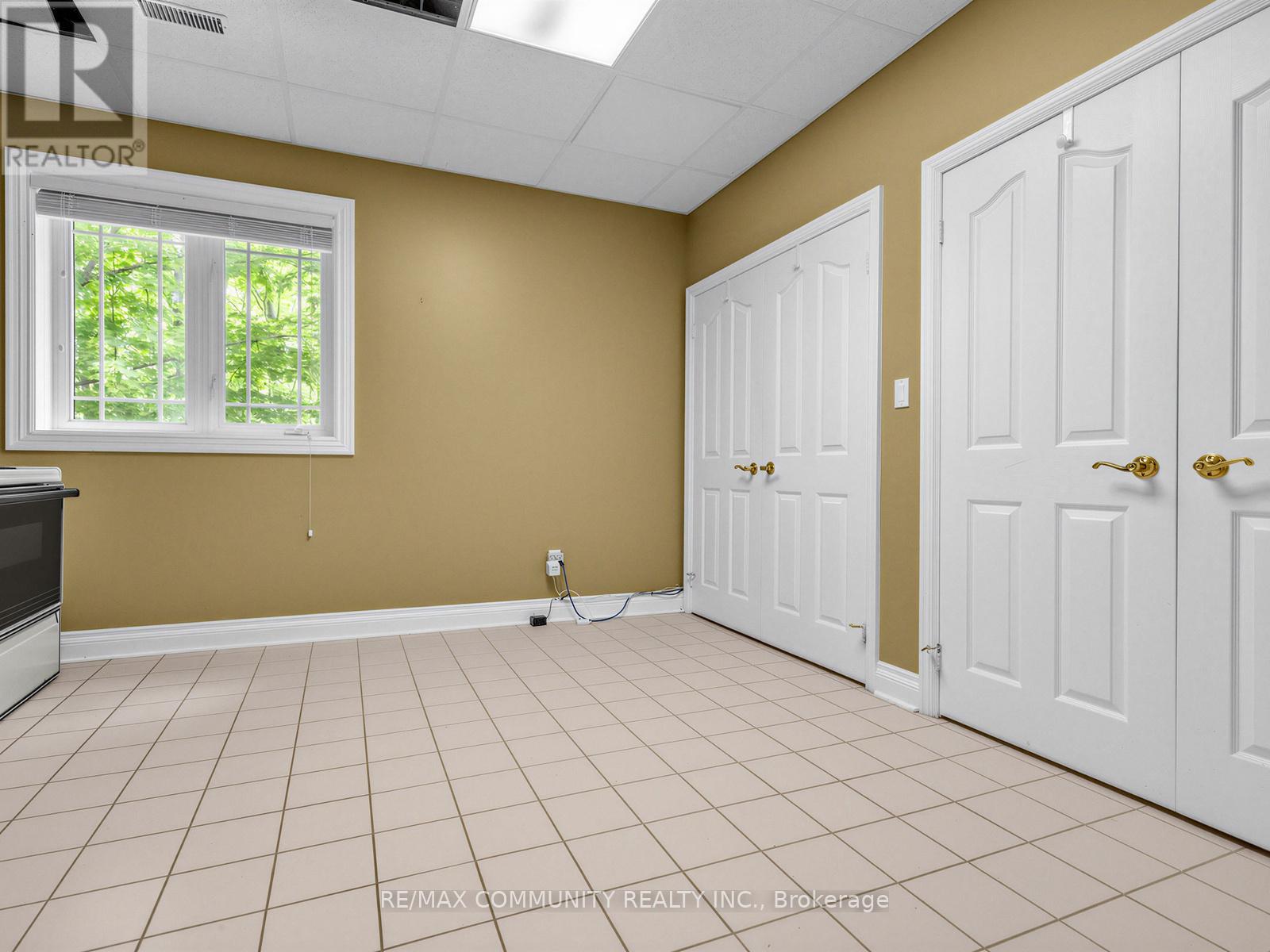 806 CLARENCE STREET E - 30