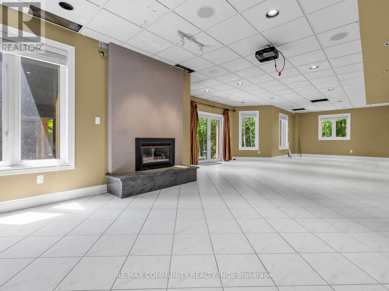 806 CLARENCE STREET E - 31