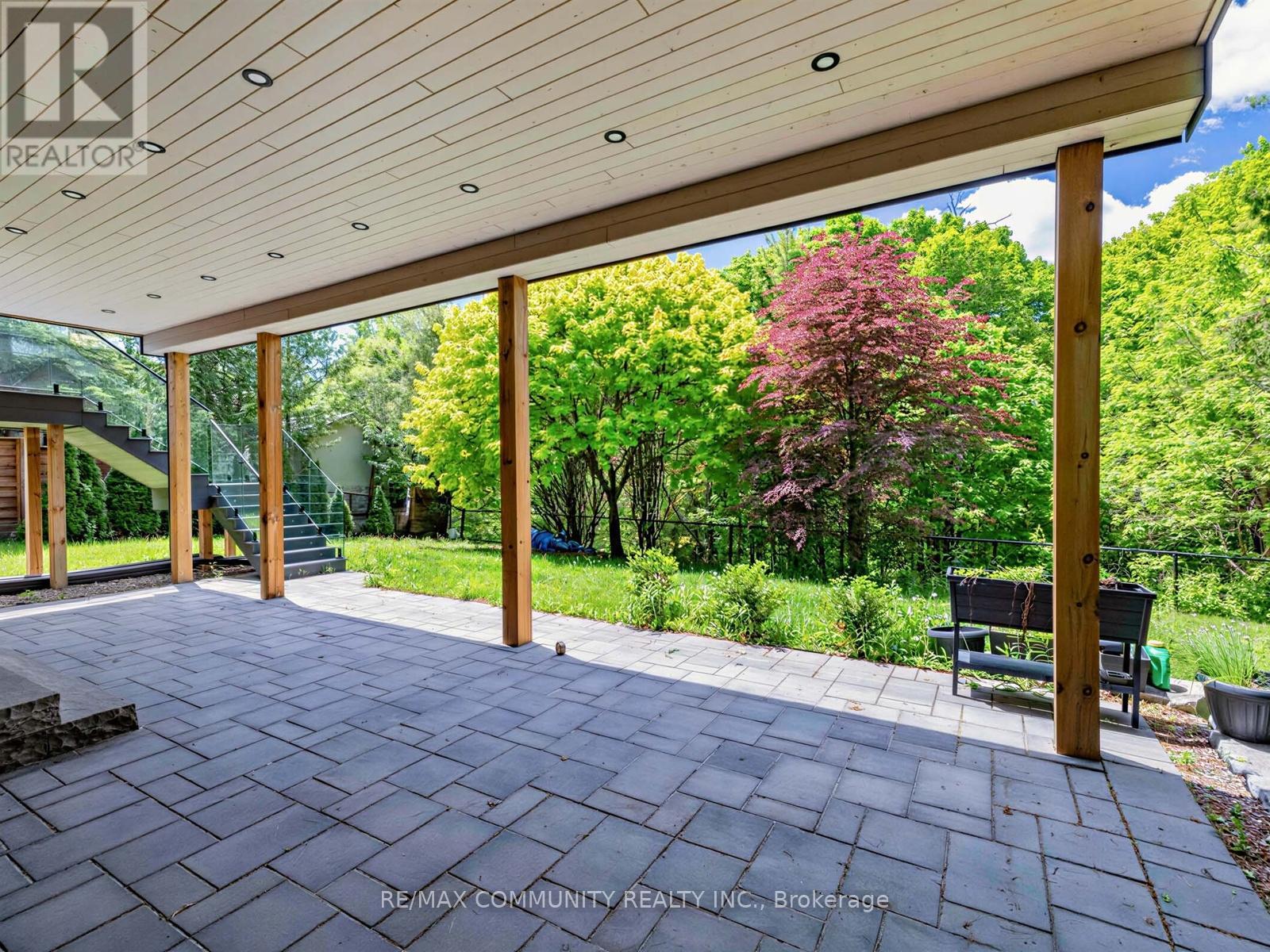 806 CLARENCE STREET E - 36