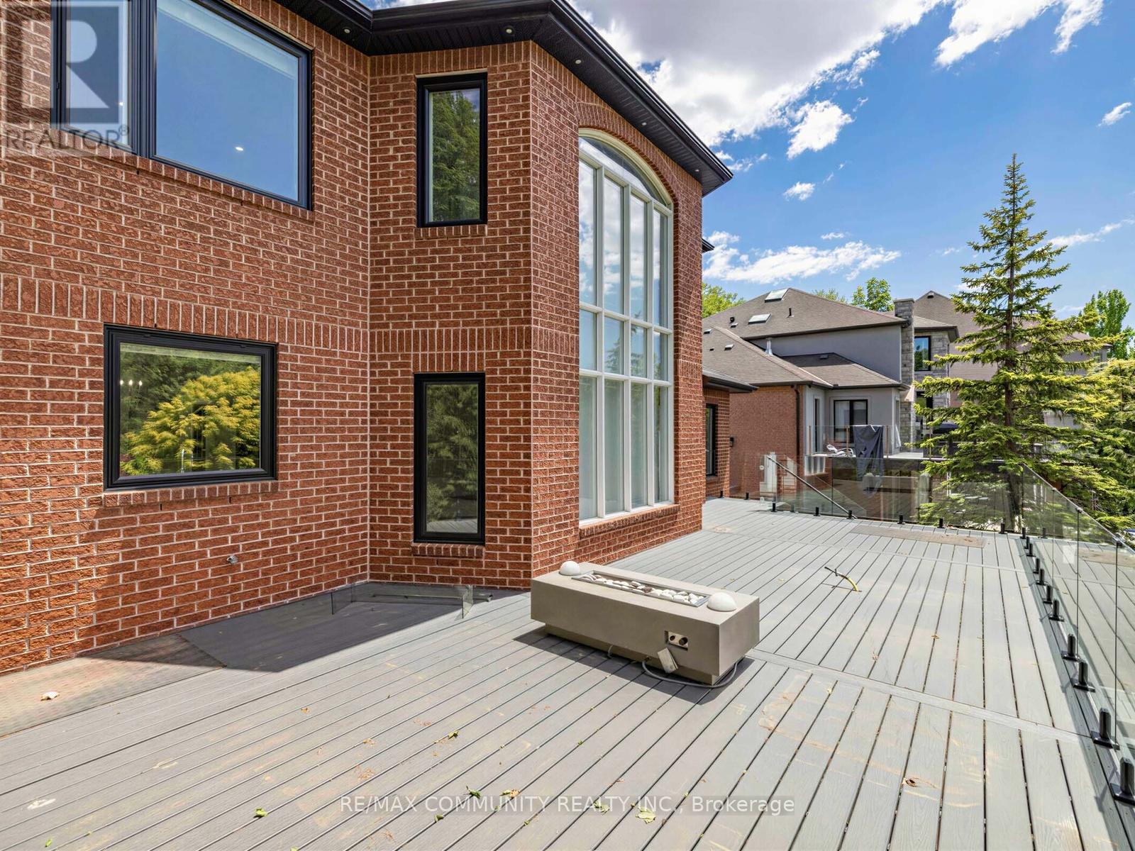 806 CLARENCE STREET E - 39